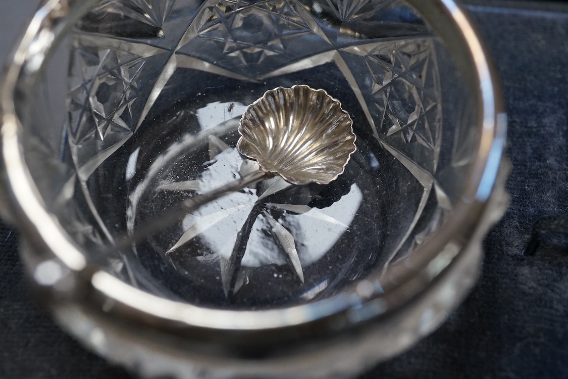 An Edwardian repousse silver purse, with suspension chain, Henry Matthews, Birmingham, 1902, 90mm, together with a silver vesta case, a silver mounted capstan inkwell, a silver mounted toilet jar, a George V silver mount